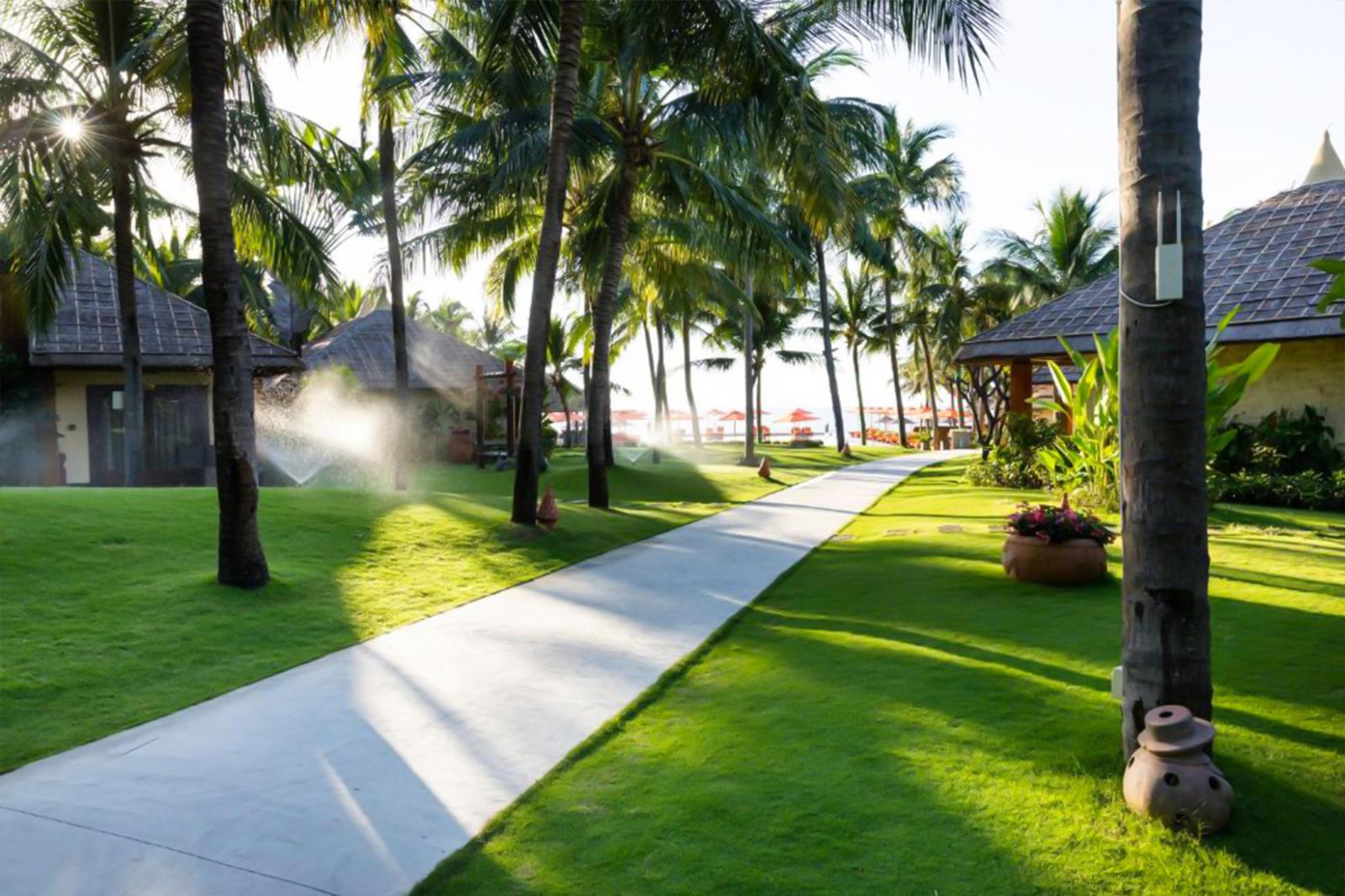 Khi thiết kế cảnh quan resort cần lưu ý đến chi phí bảo dưỡng chăm sóc cây định kỳ