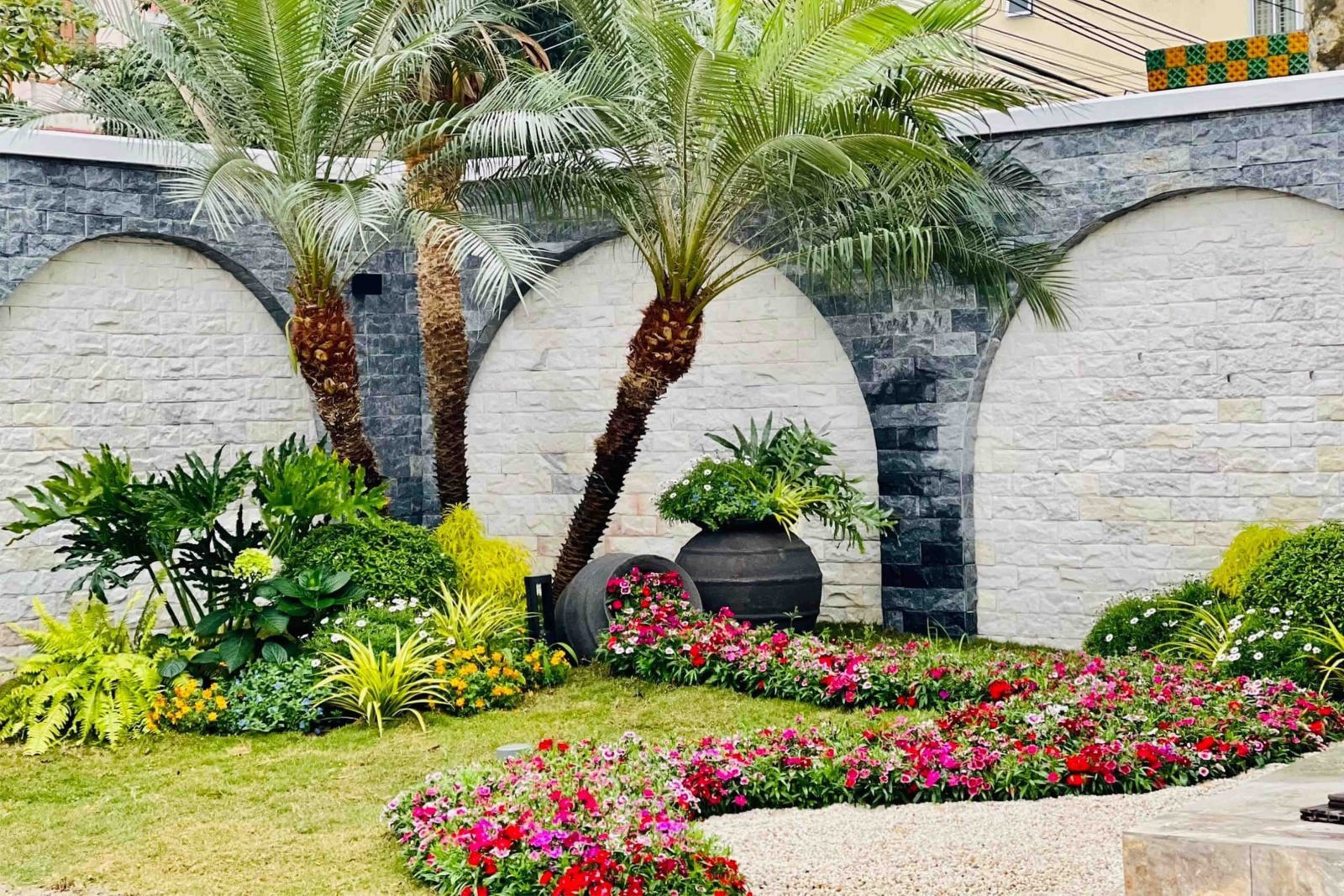 Sân vườn phong cách nhiệt đới với đặc trưng là màu sắc nổi bật